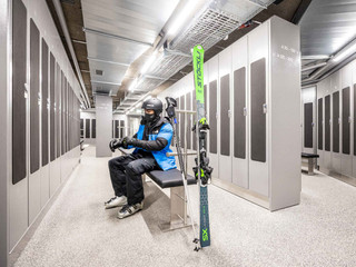 eiger-express-grindelwald-terminal-skidepot-skifahrer-mit-maske.jpg
