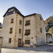Today, the Junkerhof is the seat of the municipal administration in Naters. Der Junkerhof ist heute Sitz der Gemeindeverwaltung in Naters.Today, the Junkerhof is the seat of the municipal administration in Naters.