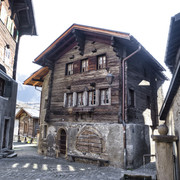 Am kleinen Kramplatz in der Judengasse steht eines der ältesten Häuser von Naters. Am kleinen Kramplatz in der Judengasse steht eines der ältesten Häuser von Naters.