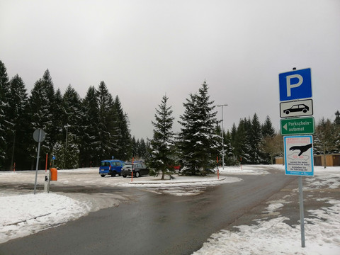 Parkplatz Oberbärenburg Verschneiter Parkplatz mit Pkw, Wegweiser und umgeben von Tannen, Winterlandschaft.Snow-covered parking lot with car, signposts and surrounded by fir trees, winter landscape.Zasněžené parkoviště s autem, směrovkami a obklopené jedlemi, zimní krajina.Zaśnieżony parking z samochodem, drogowskazami i otoczony jodłami, zimowy krajobraz.Besneeuwde parkeerplaats met auto, wegwijzers en omringd door dennenbomen, winterlandschap.Parcheggio innevato con auto, segnaletica e circondato da abeti, paesaggio invernale.
