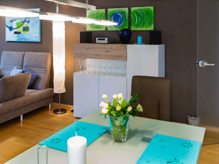 fewo-startpunkt1-essbereich1.jpg Ein stilvoller Essbereich mit modernem Design, Akzentbeleuchtung und kunstvoller Wanddekoration.