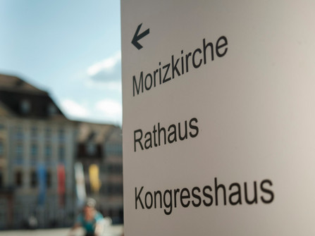 Hinweisschild Marktplatz