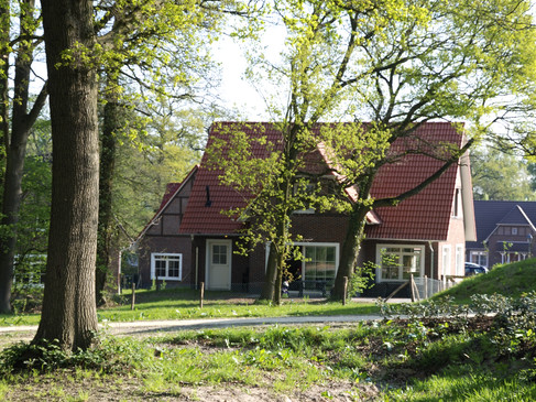 Roompot. Ferienresort Bad Bentheim - Haus hinter Bäumen