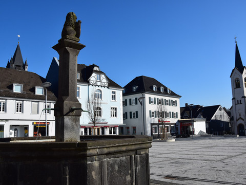 Marktplatz  <p>Zentrale Platzansicht von Wipperfürth mit Brunnen, Fachwerkhäusern und Kirche an einem sonnigen Tag.</p>
