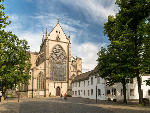 Rad fahren in Altenberg  <p>Abtei Altenberg, gotische Kirche mit beeindruckendem Glasfenster, umgeben von grünen Bäumen.</p>