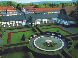 Gräflicher Park Luftaufnahme des Gräflichen Park mit symmetrischen Beeten, Hecken und einem eleganten Springbrunnen.