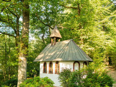 Fatimakapelle <p>Kleine Kapelle umgeben von dichtem Wald, strahlt Ruhe aus, perfekt im Grünen eingebettet.</p>