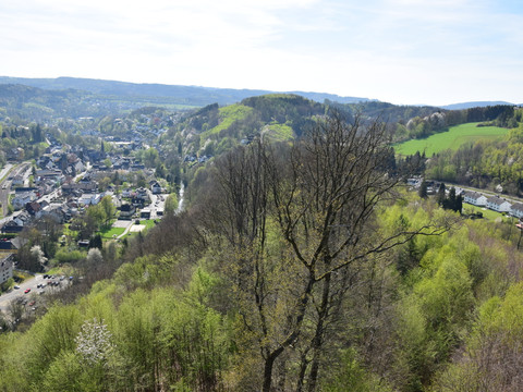 Haldyturm <p>Blick über grüne Hügel und das Dorf Engelskirchen im Frühling mit klarer Sicht und blauem Himmel.</p>