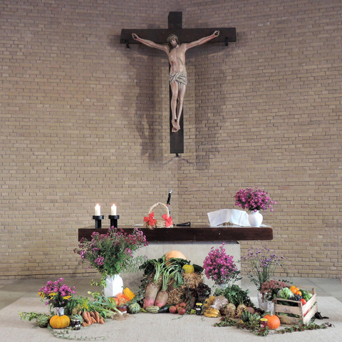 neustaedter-kirche-st-marien-altar-und-kreuz
