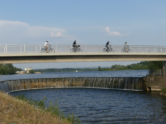 Auslaufbauwerk und Fußgänger-/Radfahrerbrücke
