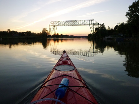 Kanu auf der Oste vor der Schwebefähre