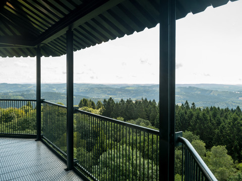 Blick vom Unnenbergturm Blick von einem Aussichtsturm auf bewaldete Hügel und weite Landschaft bei leicht bewölktem Himmel.