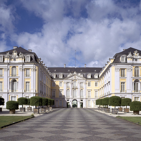 Schloss Augustusburg Florian Monheim Meerbusch  Brühl, Schloss Augustusburg, Blick von Osten in den Ehrenhof