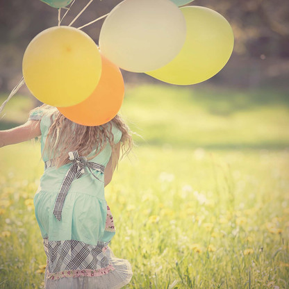 Märchen im Park Kind mit Ballons