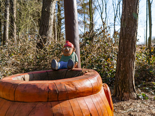 Puk auf Grütztopf Kleiner Puk sitzt auf einem Grütztopf