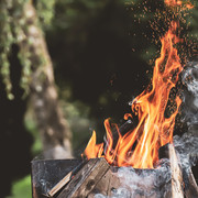 Beim gemeinsamen Grillieren geniessen. Beim gemeinsamen Grillieren geniessen.Beim gemeinsamen Grillieren geniessen.