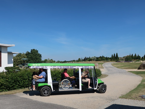 Elektro-Shuttle im Findlingspark Nochten