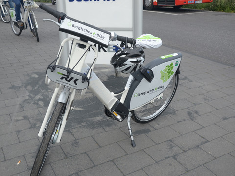 Bergisches E-Bike  Elektrofahrrad mit weißem Rahmen, ausgestattet für Verleih Bergisches e-Bike, auf gepflastertem Boden.