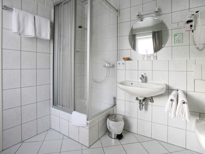 Grüne Tanne Mandelholz - Badezimmerbeispiel