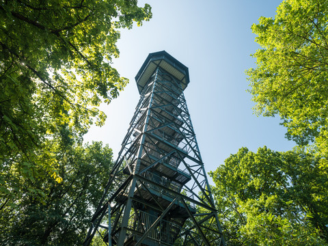 Unnenbergturm Alteisenhardt Aussichtsturm im Grünen, blauer Himmel, Umgebung von Bäumen umgeben, Höhe: ca. 20 Meter.