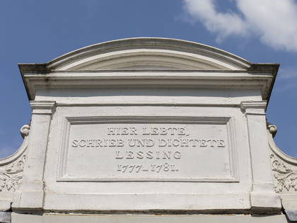 Inschrift über dem Eingang zum Lessinghaus