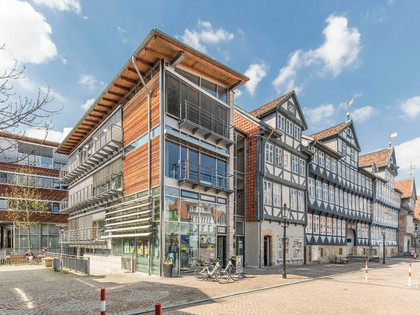 Die Tourist-Info im modernen Glasanbau des Rathauses