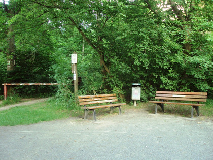 Bänke am Apothekerwinkel in Salzgitter-Bad mit Schranke am Waldeingang