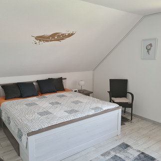 Schlafzimmer 1 (2).jpg
