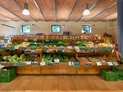 Hofladen mit Gemüsestand Lindenhof, Niedersachsen, Deutschland Hofladen mit Gemüsestand Lindenhof, Niedersachsen, Deutschland