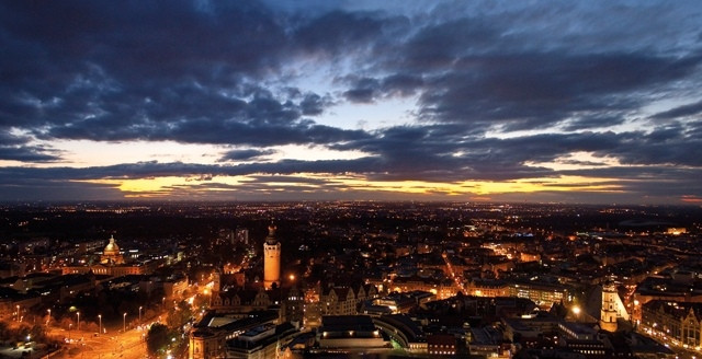 Skyline of Leipzig with event venue Panorama Tower - Plate of Art | Leipzig Convention Bureau Leipzig's skyline at night with event venue Panorama Tower - Plate of Art - presented by Leipzig Convention Bureau