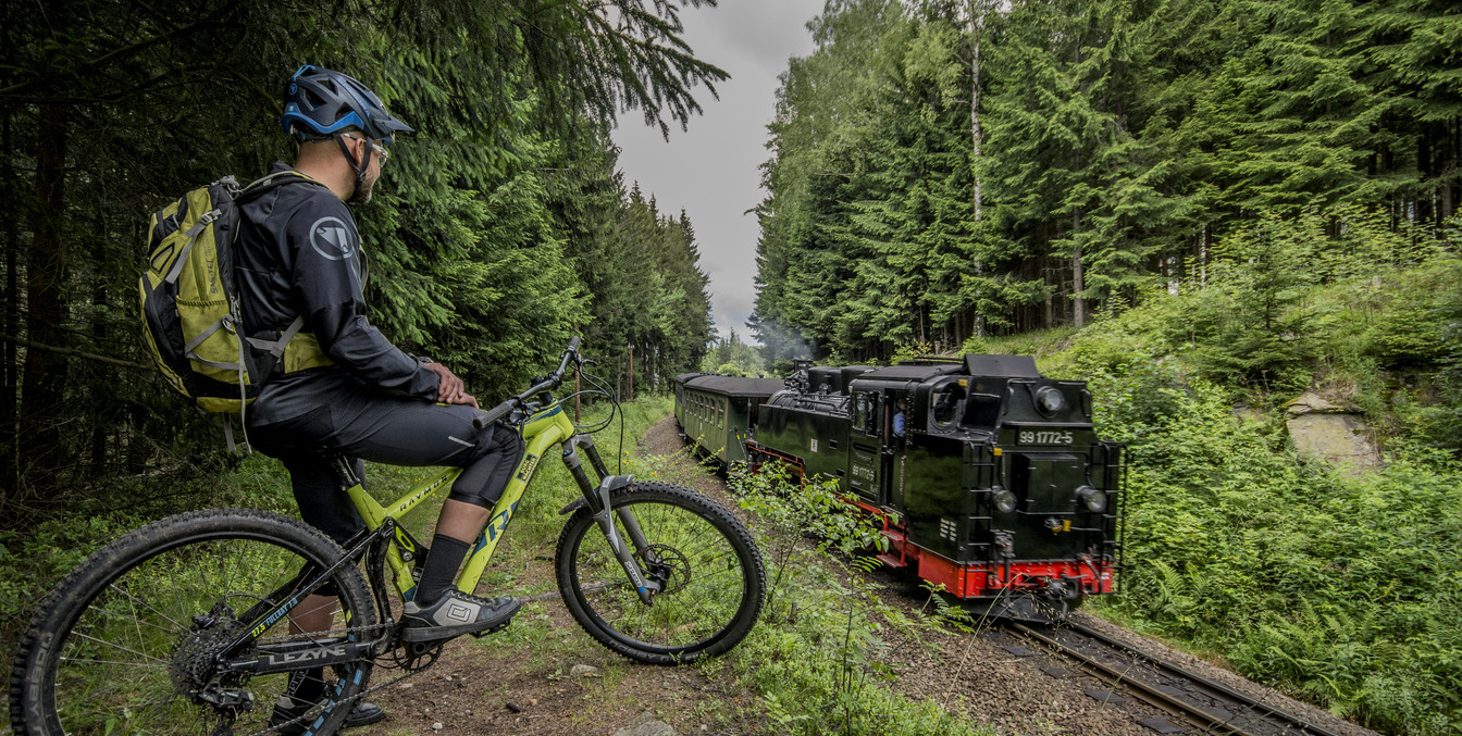 Ein willkommenes Treffen mit der Erzgebirgischen Aussichtsbahn | Foto: Tim Kablau
