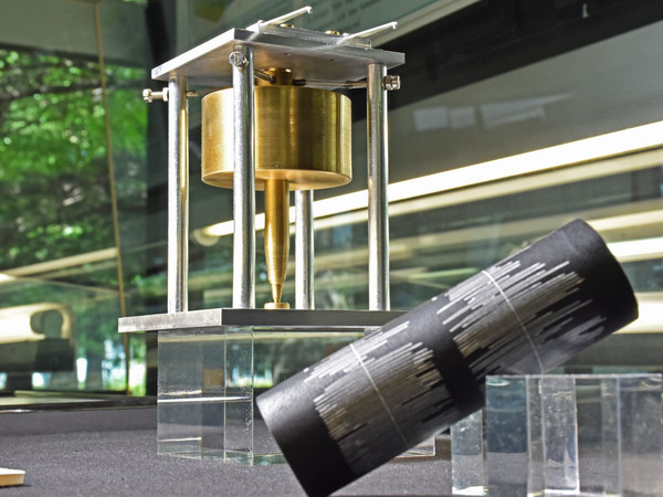 Astatisches Horizontalpendel.jpg