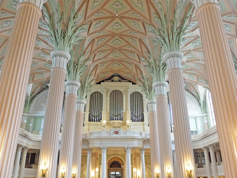 LR_Leipzig_Nikolaikirche_Wolfgang Gärtner_verkleinert-DSCF3171.jpg Innenansicht der Leipziger Nikolaikirche mit Säulen, bemalter Decke und Orgel im Hintergrund.Interior view of Leipzig's Nikolaikirche with columns, painted ceiling and organ in the background.Pohled do interiéru lipského kostela Nikolai se sloupy, malovaným stropem a varhanami v pozadí.Widok wnętrza kościoła Nikolai w Lipsku z kolumnami, malowanym sufitem i organami w tle.Binnenzicht van de Nikolaikerk in Leipzig met zuilen, beschilderd plafond en orgel op de achtergrond.Vista interna della chiesa Nikolai di Lipsia con colonne, soffitto dipinto e organo sullo sfondo.