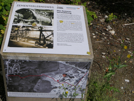Betonwürfel mit Informationsschild am Zementerlebnisweg