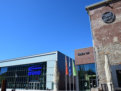 Steinmüllergelände Halle 32 / Schwalbe Arena <p>Frontansicht der Schwalbe Arena und Halle 32 in Gummersbach bei strahlendem Sonnenschein.</p>