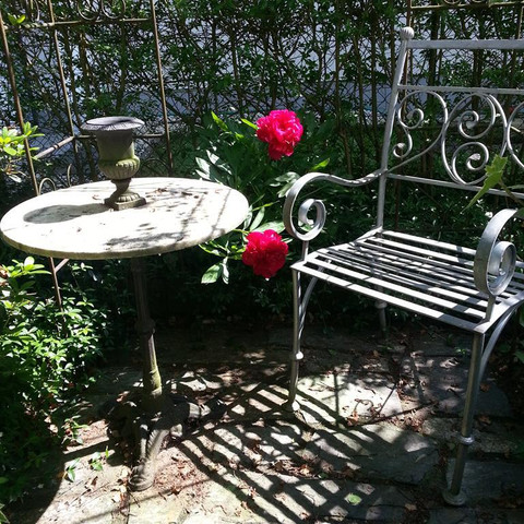 Sitzecke im Rosenpavillon