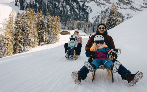 Voyage en luge avec toute la famille au Wiriehorn