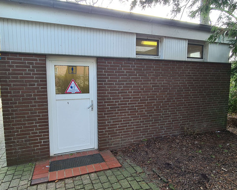 sanitaeranlage-oeffentliches-wc-kurpark-doese-aussen-3.jpg