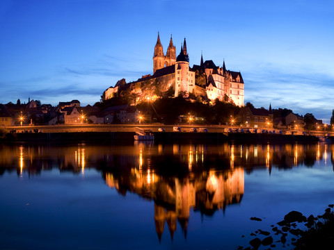 DEU/sachsen/dresden/Sylvio Dittrich/Honorarpflichtiges Foto! Kontakt T.:01772156417 Meissen, Blick ueber die Elbe zum Burgberg. 929 gegrundet, gilt auch als die Wiege Sachsens. Bekannt ist Meissen auch als Produktionsstaette des Meissner Porzellans. Die historische Altstadt wird von der gotischen Albrechtsburg und dem fruegotischen Dom uberragt. DEU/sachsen/dresden/Sylvio Dittrich/Honorary photo! Contact T.:01772156417 Meissen, view over the Elbe to the castle hill. Founded in 929, Meissen is also known as the cradle of Saxony. Meissen is also known as the production site of Meissen porcelain. The historic old town is dominated by the Gothic Albrechtsburg castle and the early Gothic cathedral. DEU/sachsen/dresden/Sylvio Dittrich/Honourable photo! Kontakt T.:01772156417 Míšeň, pohled přes Labe na zámecký vrch. Míšeň, založená roku 929, je známá také jako kolébka Saska. Míšeň je známá také jako centrum výroby míšeňského porcelánu. Historickému starému městu dominuje gotický hrad Albrechtsburg a raně gotická katedrála. DEU/saksonia/drezno/Sylvio Dittrich/Honorowe zdjęcie! Kontakt T.:01772156417 Miśnia, widok na Łabę i wzgórze zamkowe. Założona w 929 roku Miśnia znana jest również jako kolebka Saksonii. Miśnia jest również znana jako centrum produkcji porcelany miśnieńskiej. Historyczne stare miasto jest zdominowane przez gotycki zamek Albrechtsburg i wczesnogotycką katedrę. DEU/sachsen/dresden/Sylvio Dittrich/Goede foto! Neem contact op met T.:01772156417 Meissen, uitzicht over de Elbe naar de kasteelheuvel. Meissen, gesticht in 929, wordt ook wel de wieg van Saksen genoemd. Meissen staat ook bekend als het productiecentrum van Meissner porselein. De historische oude stad wordt gedomineerd door het gotische kasteel Albrechtsburg en de vroeggotische kathedraal. DEU/sachsen/dresden/Sylvio Dittrich/Foto d'onore! Contattare T.:01772156417 Meissen, vista sull'Elba fino alla collina del castello. Fondata nel 929, Meissen è nota anche come la culla della Sassonia. Meissen è anche nota come centro di produzione della porcellana di Meissen. Il centro storico è dominato dal castello gotico di Albrechtsburg e dalla cattedrale del primo gotico.