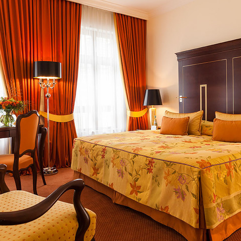 Deluxe Room Deluxe Room im Relais & Châteaux Hotel Bülow PalaisDeluxe Room at the Relais & Châteaux Hotel Bülow PalaisPokoj Deluxe v hotelu Relais & Châteaux Bülow PalaisPokój typu deluxe w hotelu Relais & Châteaux Bülow PalaisDeluxe kamer in het Relais & Châteaux Hotel Bülow PalaisCamera Deluxe del Relais & Châteaux Hotel Bülow Palais