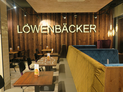 Innen_Neuer Weg 1.png Modern gestaltete Bäckereifiliale des Löwenbäckers