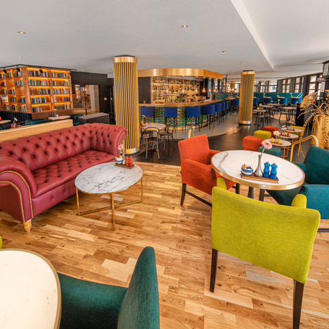 Bistro & Bar Ecke Frauenkirche Bistro & Bar des Hilton DresdenBistro & Bar at the Hilton DresdenBistro a bar hotelu Hilton DrážďanyBistro & Bar hotelu Hilton DresdenBistro & Bar van het Hilton DresdenBistro & Bar dell'Hilton Dresden