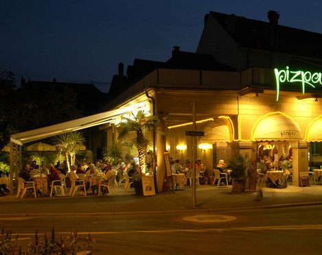 restaurant-piz-paz-aussen-gebaeude-abend-terrasse.jpg