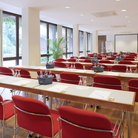 Remise I conference room with parliamentary seating
