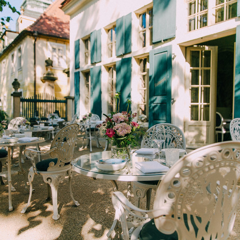 Terrasse eingedeckt Sommer Terrasse eingedeckt im Sommer im Hotel Villa Sorgenfrei & Restaurant Atelier SanssouciCovered terrace in summer at Hotel Villa Sorgenfrei & Restaurant Atelier SanssouciLetní zastřešená terasa v hotelu Villa Sorgenfrei & Restaurant Atelier SanssouciTaras zadaszony latem w hotelu Villa Sorgenfrei & Restaurant Atelier SanssouciOverdekt terras in de zomer bij Hotel Villa Sorgenfrei & Restaurant Atelier SanssouciTerrazza coperta in estate all'Hotel Villa Sorgenfrei & Ristorante Atelier Sanssouci