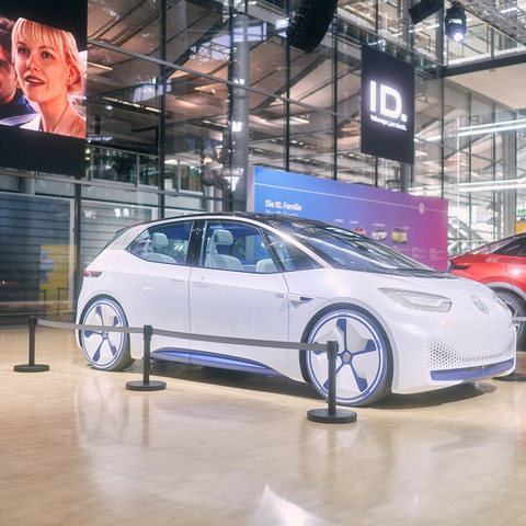 Showroom der Gläsernen Manufaktur Showroom der Gläsernen ManufakturTransparent Factory Showroom