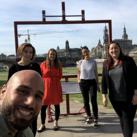 Racing reporter in Dresden Gruppenfoto vor der Dresden SylineGroup photo in front of the Dresden Syline