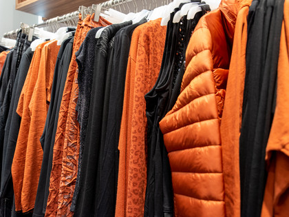 Tredy-1.jpg Klamotten auf einer Kleiderstange in orange und schwarz