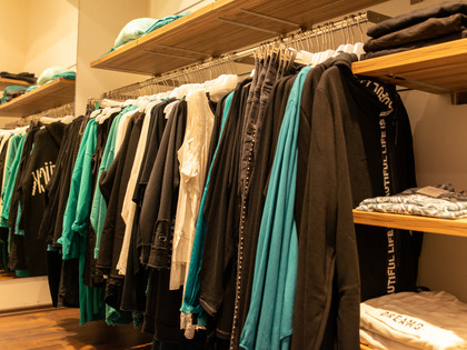 Tredy-2.jpg Kleidung auf einer Kleiderstange