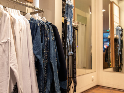 Tredy-3.jpg Damenoberbekleidung auf einer Stange